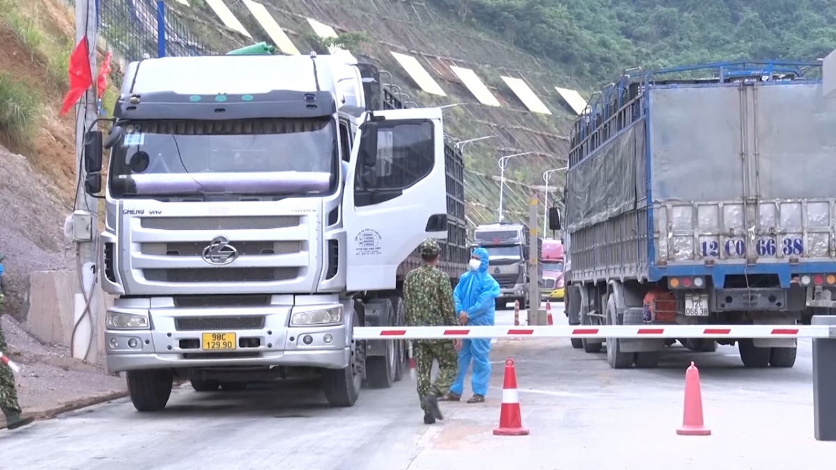 Hơn 100 xe hàng xuất khẩu qua cửa khẩu Tân Thanh, Lạng Sơn
